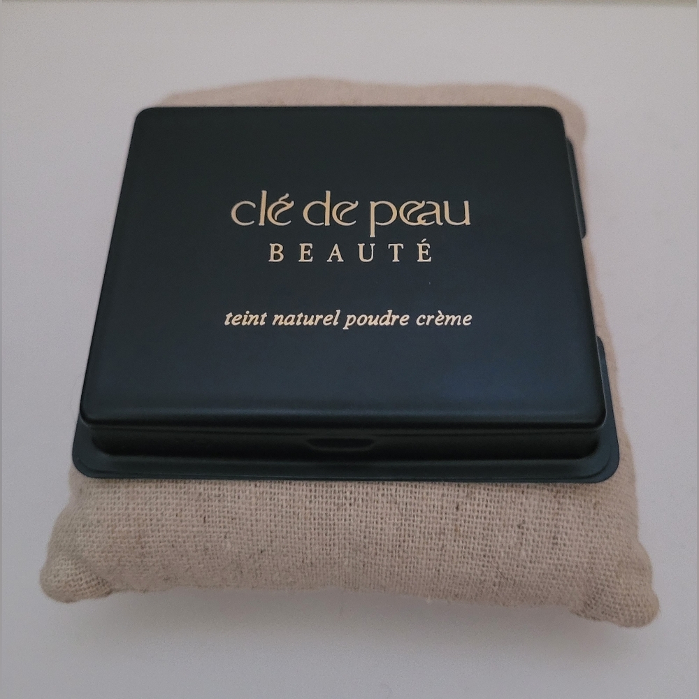 cle' de peau Creamy Powder Foundation B30